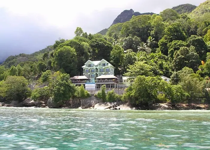 Hotel Treasure Cove & Restaurant 3*
